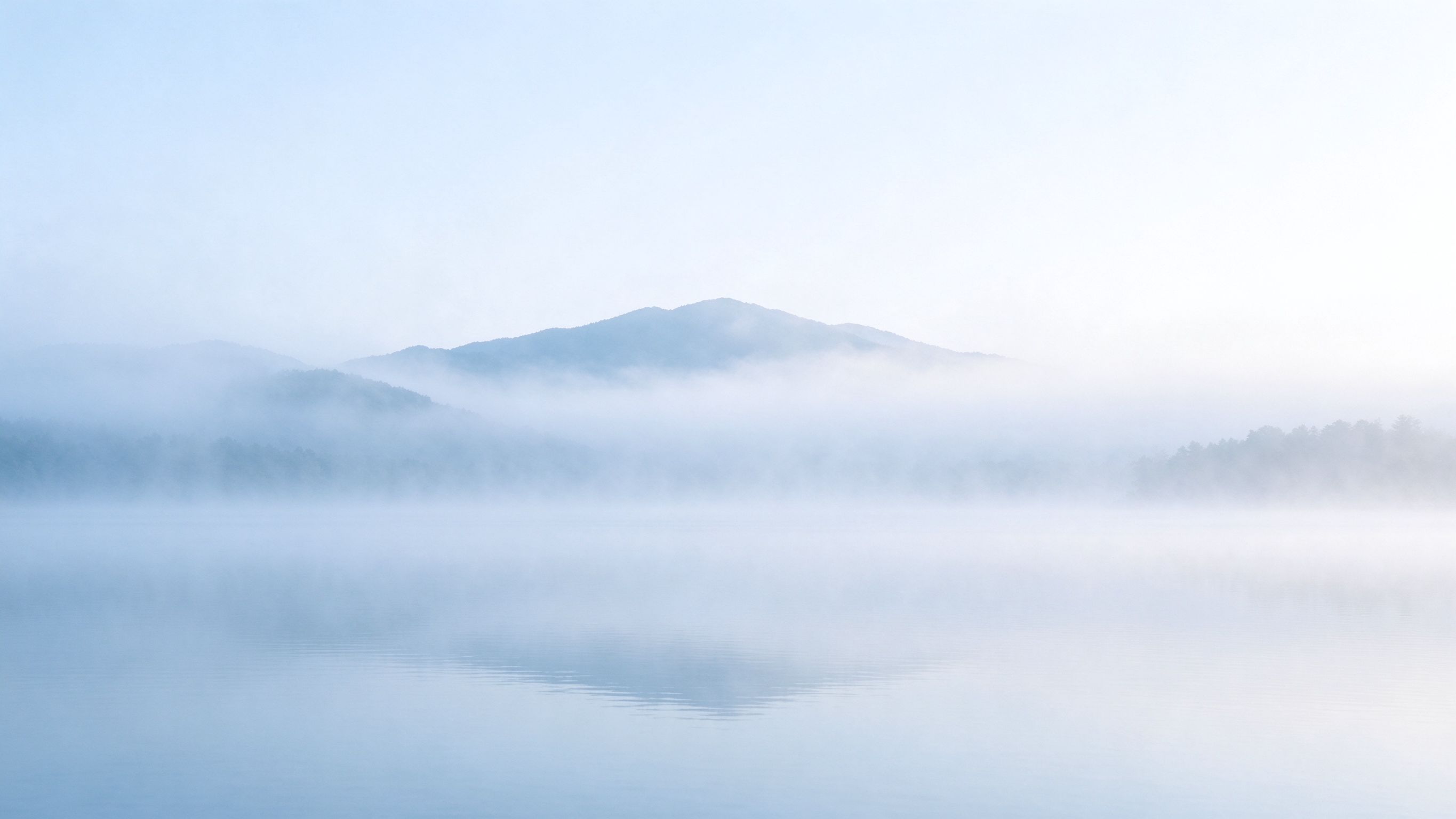 湖畔晨雾